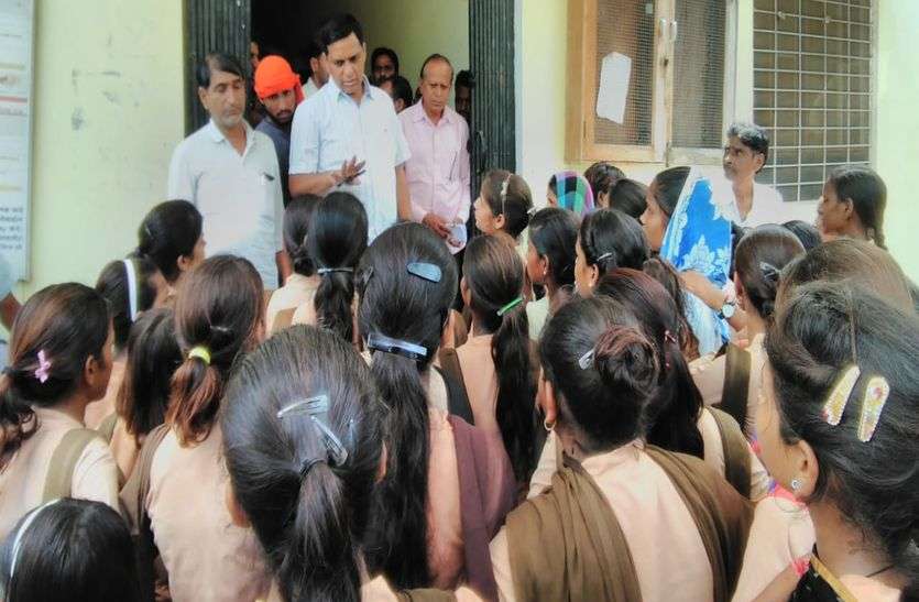 gangapurcity news गंदगी पर फूटा गुस्सा, तहसील गेट बंद कर किया प्रदर्शन