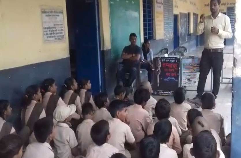 udaipur news चिकित्सा एवं स्वास्थ्य विभाग ने विद्यार्थियों को नशामुक्ति हेतु किया जागरूक