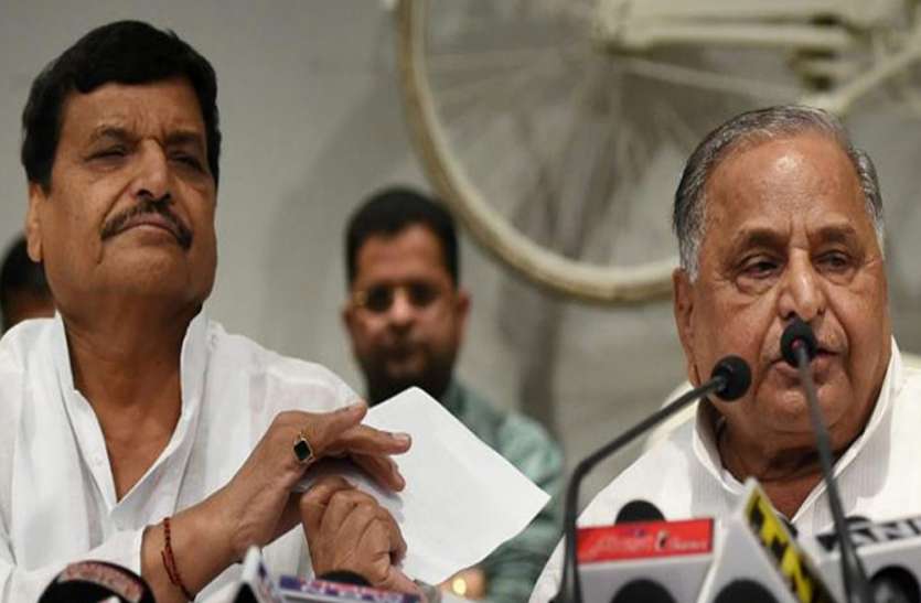 mulayam शिवपाल की होर्डिंग में शामिल हुए मुलायम सिंह यादव, अचानक हुआ ये एेलान
