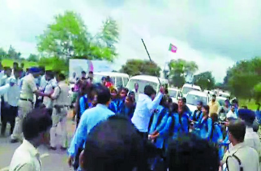 cg news सड़क निर्माण की मांग पर बच्चों ने किया चक्काजाम तो गुस्साए SDM ने दौड़ा-दौड़ाकर बरसाई लाठी