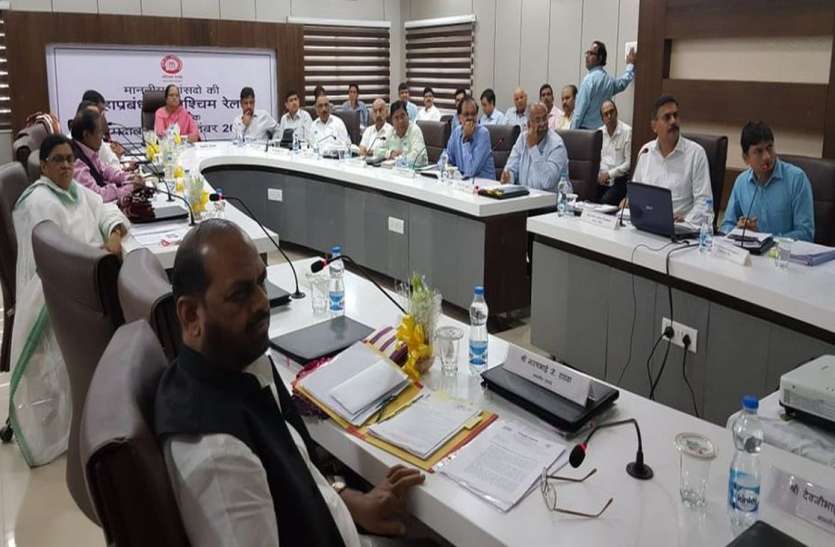 surat photo अहमदाबाद में पश्चिम रेलवे के महाप्रबंधक ने सांसदों के साथ की बैठक