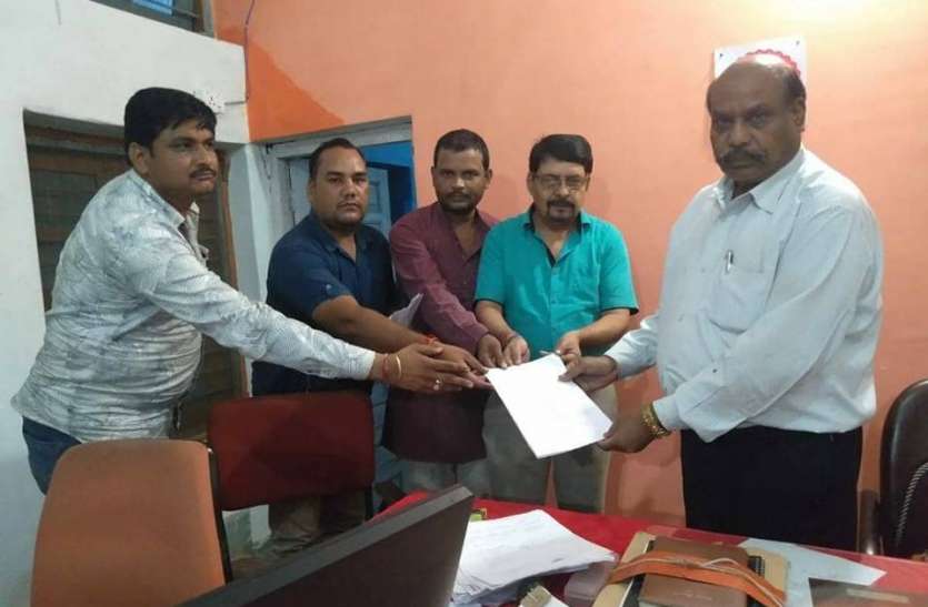Assurances given by the collector of the student's admission छात्र के एडमिशन का कलेक्टर ने दिया आश्वासन प्राचार्य को जिले से बाहर भेजने के लिए दिया ज्ञापन