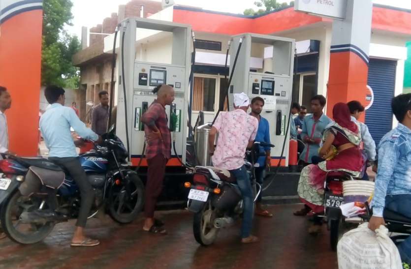 Deteriorating budget for diesel and petrol in a month एक माह में डीजल और पेट्रोल के दाम बढऩे से आम नागरिकों का बिगड़ा बजट