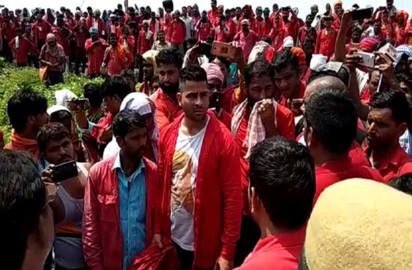 protes हाथरस में ऐसा क्या हुआ कि डीआईजी, कमिश्नर, एसपी, डीएम सहित तमाम अधिकारियों को लगानी पड़ी 'दौड़'