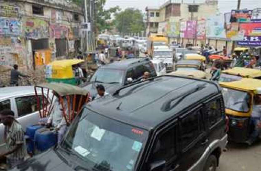 वाराणसी की ध्वस्त ट्रैफिक व्यवस्था काशी के इन व्यस्ततम बाजारों में वाहनों के आवागमन पर लगी रोक, जानें विस्तार से कब कहां से जा सकेंगे कौन से वाहन