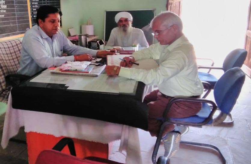 tehsildar-reached-to-investigate-the-complaint जांच करने पहुंचे तहसीलदार को छात्राओं ने बताई पीड़ा, विद्यार्थियों पर बाजार में घूमने व बालिकाओं पर फ ब्तियां कसने के लगाए आरोप