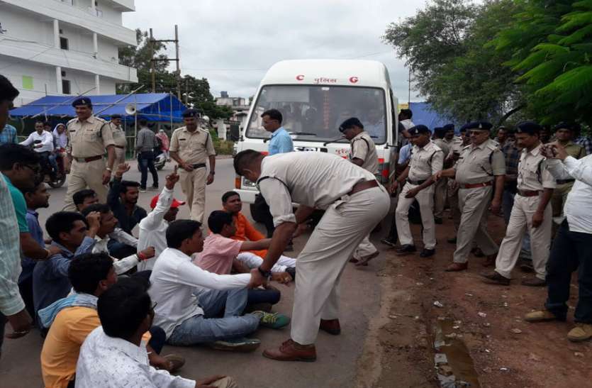 strike mungeli मांगों को लेकर धरने पर बैठे प्रेरक गिरफ्तार