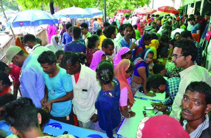 Bhamashah Yojana,Rajsamand news,Rajsamand Hindi news,Rajsamand local news, अपनी सेवाएं 'बेचने' आए मोबाइल कम्पनियों के रिटेलर, लाभान्वितों को भरमाते रहे