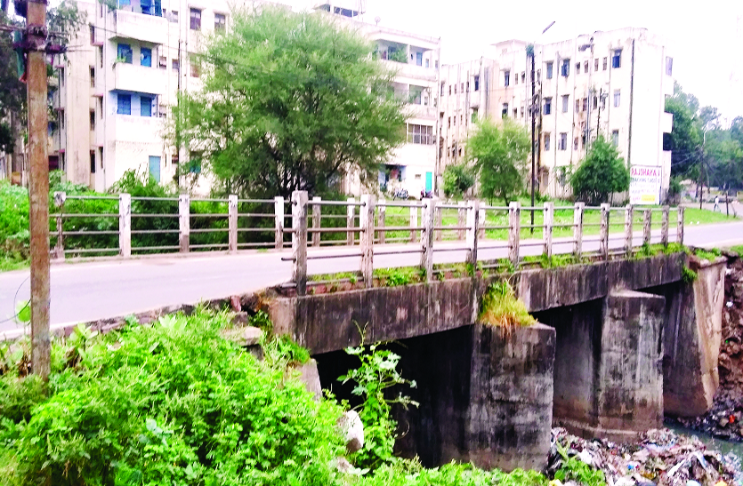 old bhopal नालों में 500 टन से अधिक कचरा जमा