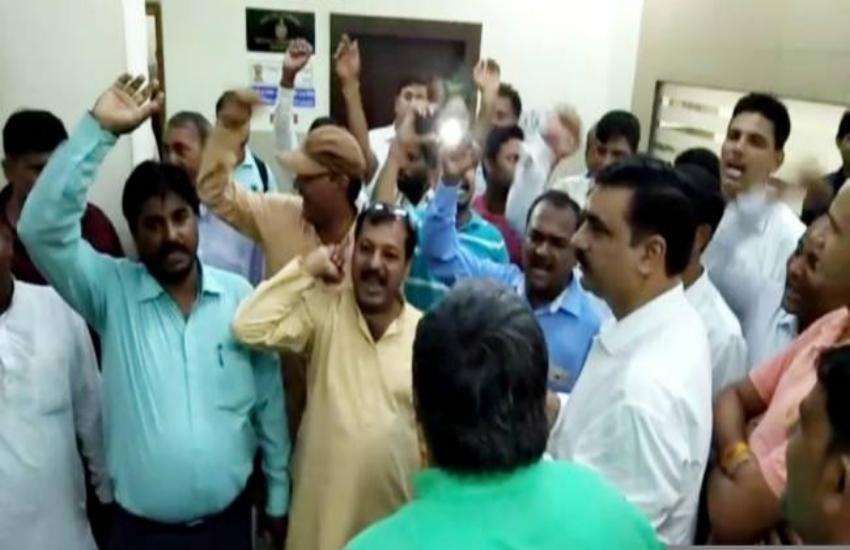 VHP ने शीतला कॉलोनी में नमाज पढ़े जाने के विरोध में किया यज्ञ, दोनों समुदायों में बढ़ी टकराव की आशंका VHP ने शीतला कॉलोनी में नमाज पढ़े जाने के विरोध में किया यज्ञ, दोनों समुदायों में बढ़ी टकराव की आशंका