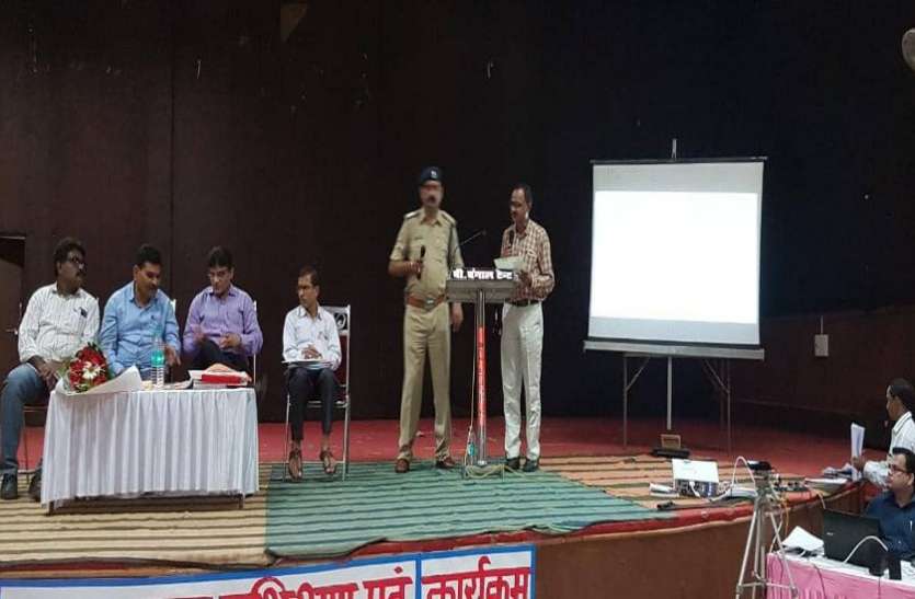 The official came from Bhopal to teach the teachers class भोपाल से अधिकारी ने आकर शिक्षकों की लगाई क्लास, एेसे दिए पढ़ाने के टिप्स