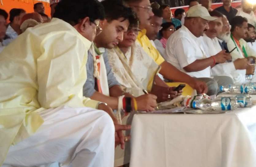 Jyotiraditya Scindia's vigorous welcome ज्योतिरादित्य सिंधिया का किया जोरदार स्वागत