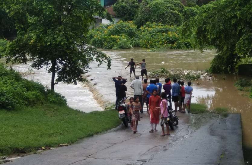 Omarar Dame has more water than capacity उमरार डेम में क्षमता से अधिक पानी आया