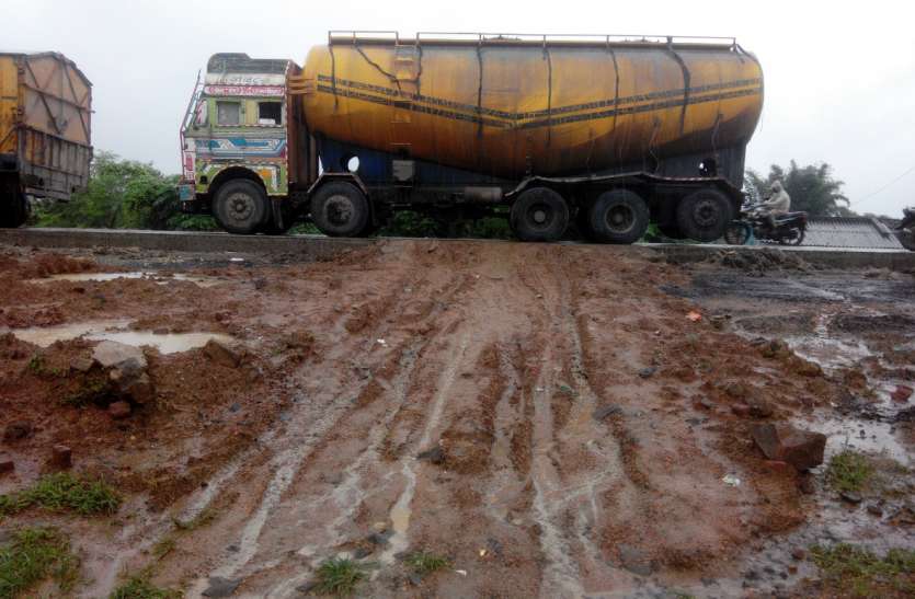 Driving the road from the rain to the school, the headmaster in the temple बारिश से दलदल में तब्दील स्कूल का रास्ता, मंदिर में प्रधानाध्यापक बजा रहीं ड्यूटी