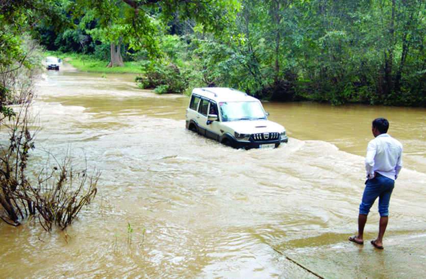 rainfal jashpur दो दिनों से जारी है अनवरत बारिश, जिले के लोगों का जनजीवन हो गया प्रभावित