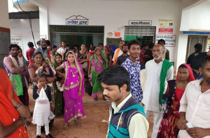 Doctors absent from the Hospital, patients wait डॉक्टर अस्पताल से नदारद, मरीज करते रहते हैं इंतजार