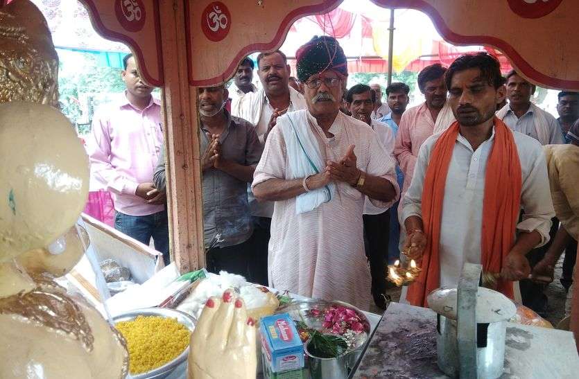 पूजन करते हुए कार्यकर्ता। पदयात्रियों के लिए लगा भंडारा, भंडारे की शुरुआत