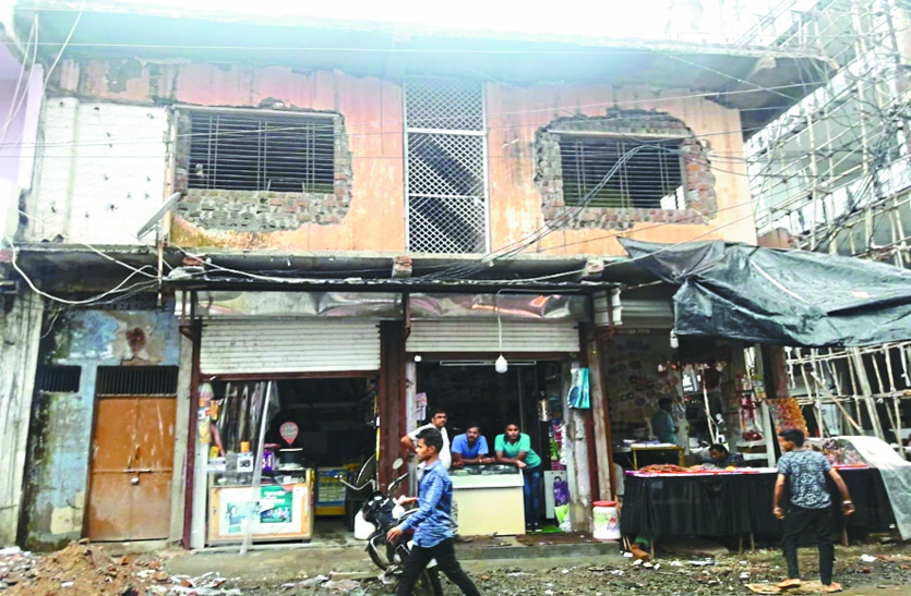 makan जर्जर मकानों पर बेपरवाह जिम्मेदार