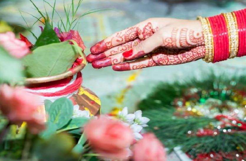 Hartalika Teej Vrat Katha Hartalika Teej Vrat 2018 : नवविवाहिताएं इस साल न रहे हरतालिका व्रत, नहीं तो हो सकता है भारी अनिष्ट, बड़ी वजह है जान कर रहे जाएंगे हैरान