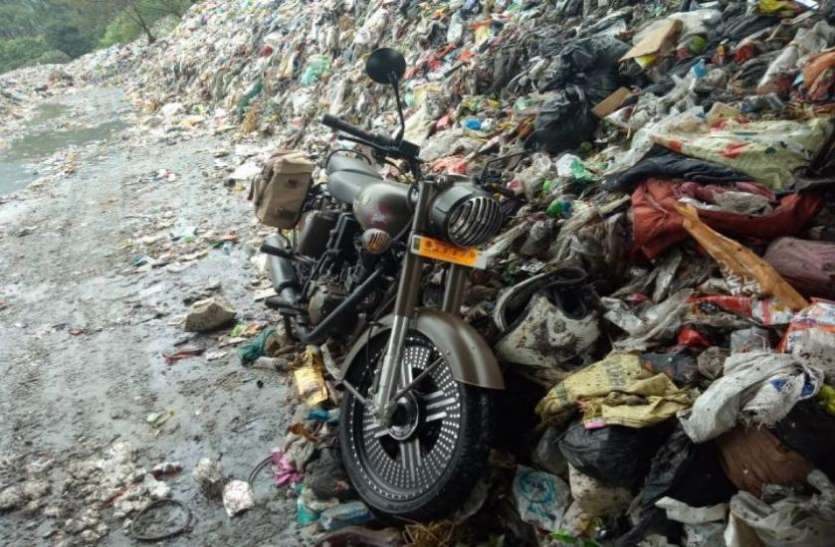 Royal Enfield classic 500 pegasus जिस गाड़ी का सपना बच्चा-बच्चा देखता है, कीमत है लाखों आज पड़ी है कूड़े में क्योंकि...