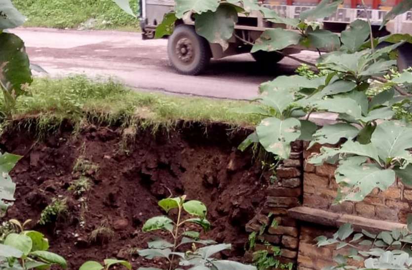 Cutting in Madla ghati of NH-39, may be a big accident at any time एनएच-39 के मड़ला घाटी में कटाव, किसी भी समय हो सकता है बड़ा हादशा