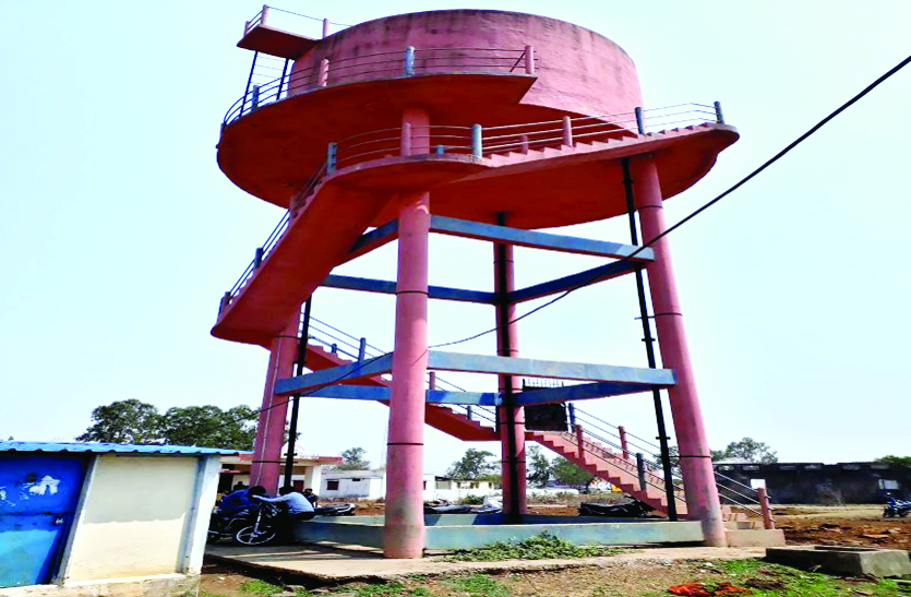 pani ki tanki करोड़ों की लागत से बनीं नर्मदा जल की टंकियों का ये हो रहा हाल