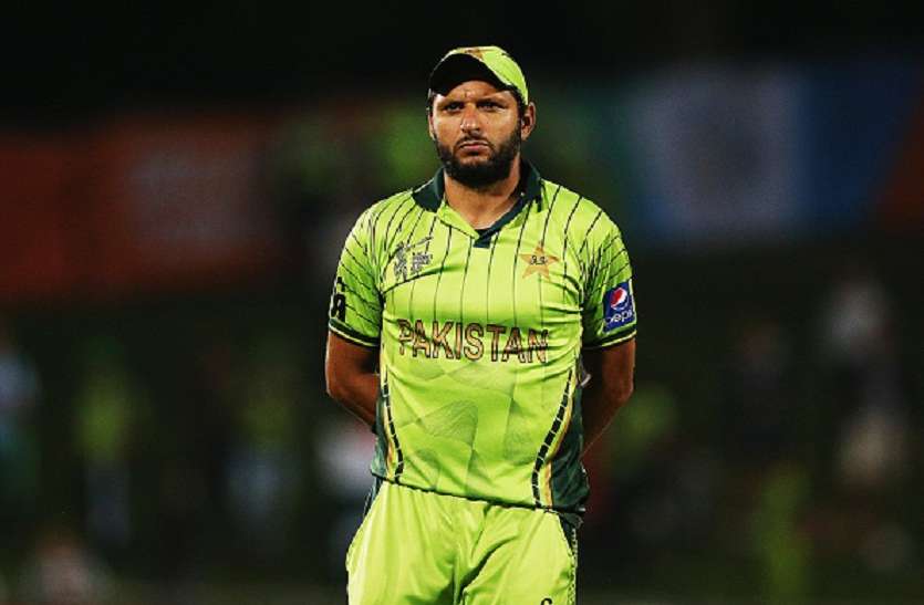 afridi पाक रक्षा दिवस के दिन तंबाकू खाते हुए पकड़े गए शाहिद अफरीदी, वायरल हुआ वीडियो