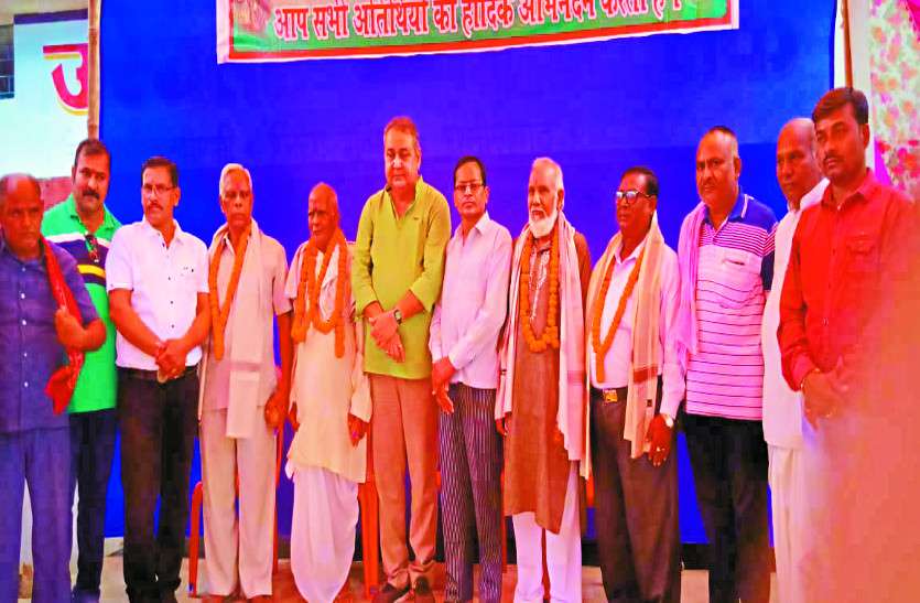 mungeli अंधकार से प्रकाश की ओर ले जाता है शिक्षक