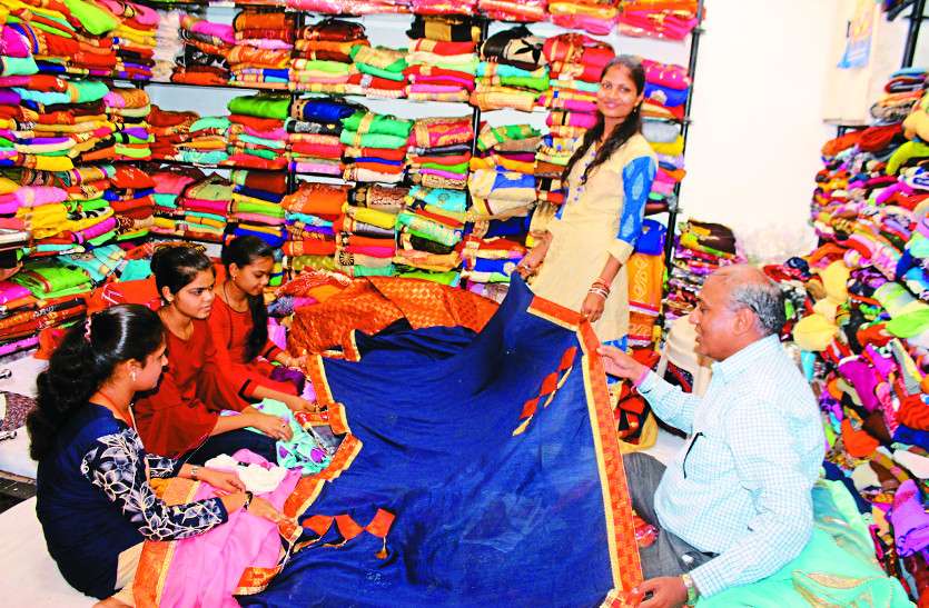 teeja तीजा की खरीदारी करने में जुट गईं महिलाएं, दुकानों में लगने लगी भीड़