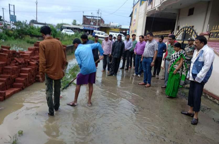 The municipal chairman of the water-logged areas has inspection, improving work done on the spot जल भराव वाले स्थानो का पालिका अध्यक्ष ने किया निरीक्षण, मौके पर कराया सुधार कार्य