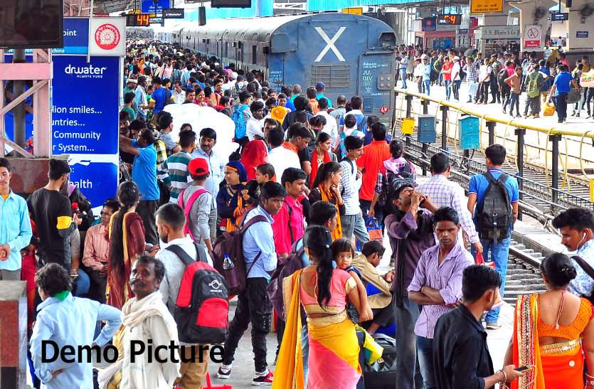 railway station रेलवे की सौगात : जनरल टिकट के नहीं लगना होगा कतार में, सोमवार से घर बैठे मोबाइल एप से करें बुकिंग