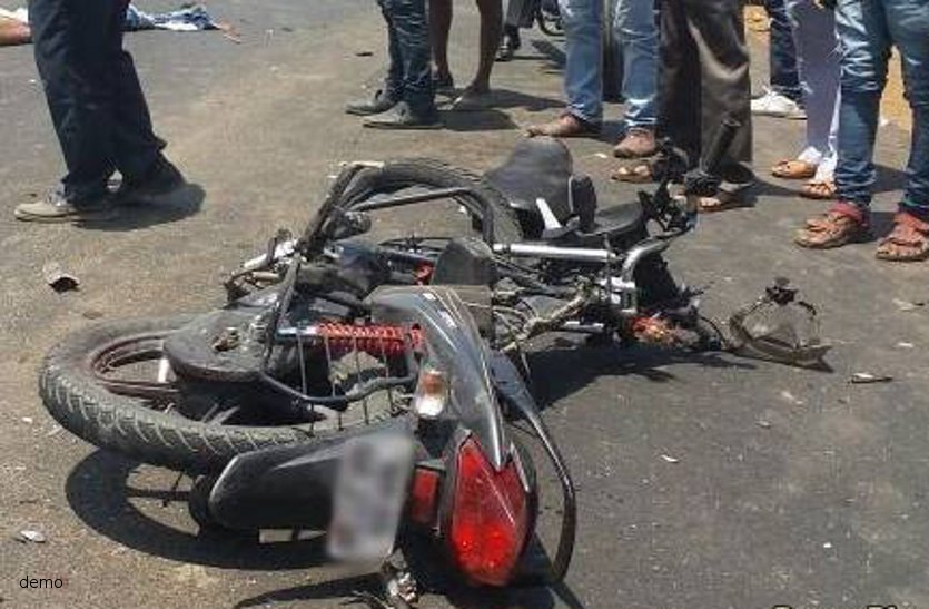 accident news ट्रक और बाइक की हुई भिड़ंत से उड़ गए परखच्चे, बाल-बाल बची युवक की जान