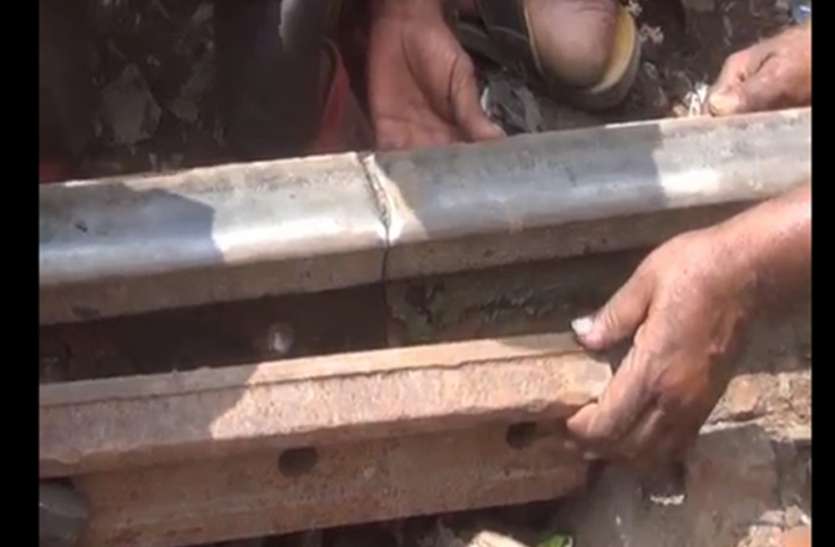 ambedkar nagar एक बार फिर रेल की पटरी टूटी, बड़ा हादसा होने से बचा