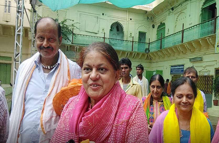 sonal shah अमित शाह की पत्नी सोनल शाह ने किए प्रभु श्रीनाथजी के दर्शन, बाजार में की खरीददारी