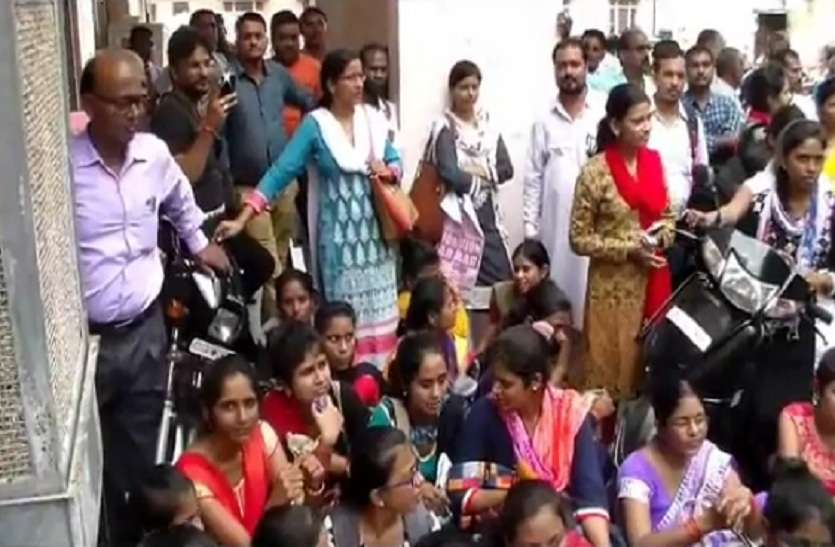 New appointed teacher trouble for medical certificate शिक्षकों को नियुक्ति तो मिल गई अब मेडिकल सर्किफिकेट के लिए हो रहे परेशान