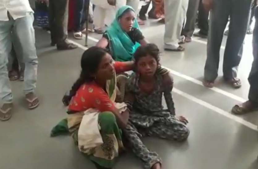 barabanki वकीलों से कहासुनी के बाद डाक्टरों की हड़ताल, कार्रवाई की मांग, मरीजों में मची अफरा-तफरी