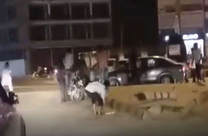 fight बीच बाजार चले दो पक्षों में लाठी-सरिये, इलाके में फैली सनसनी