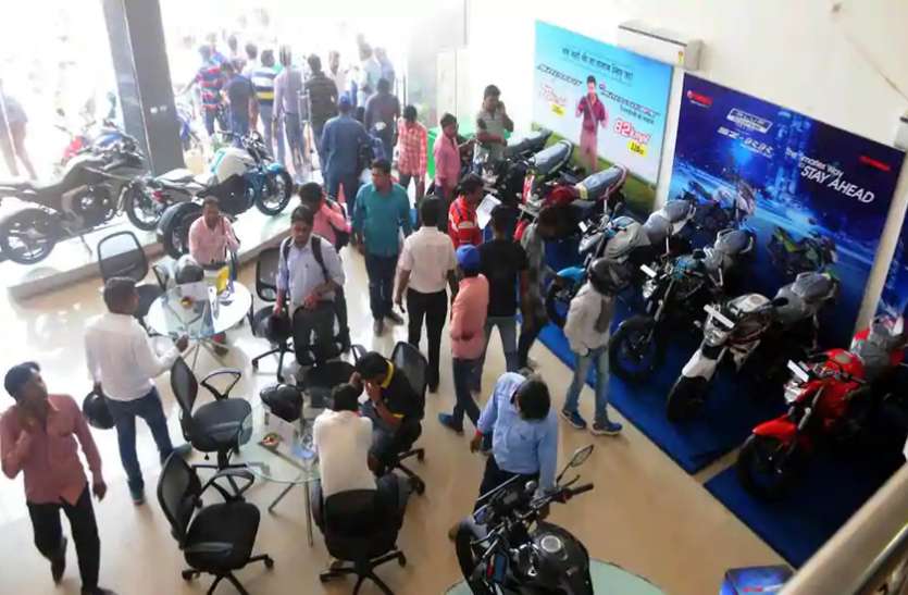 two wheeler इन Bikes और Scooters पर मिल रहा है लाखों का डिस्काउंट, धड़ल्ले से खरीदने को तैयार हुए लोग