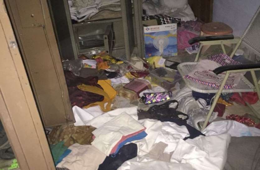 House theft बंद पड़े पांच भाइयों के घरों में कई दिन तक ठहर कर चोरों ने किया हाथ साफ