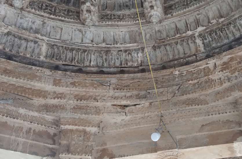 Dedicated heritage, survival in danger दरकने लगी धरोहर, खतरे में अस्तित्व