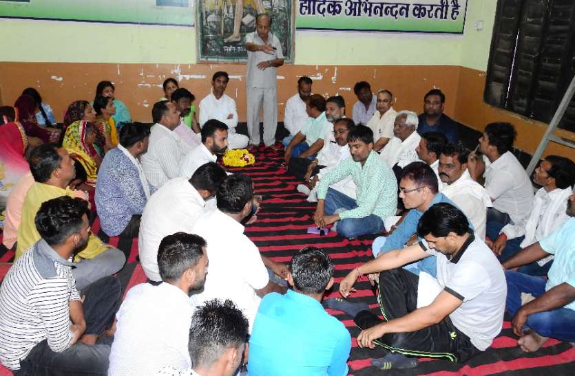 petrol, deejal va rasoee gais kee badhatee keematon ke khilaaph kaangr पेट्रोल, डीजल व रसोई गैस की बढ़ती कीमतों के खिलाफ कांग्रेस १० को कराएगी बंद