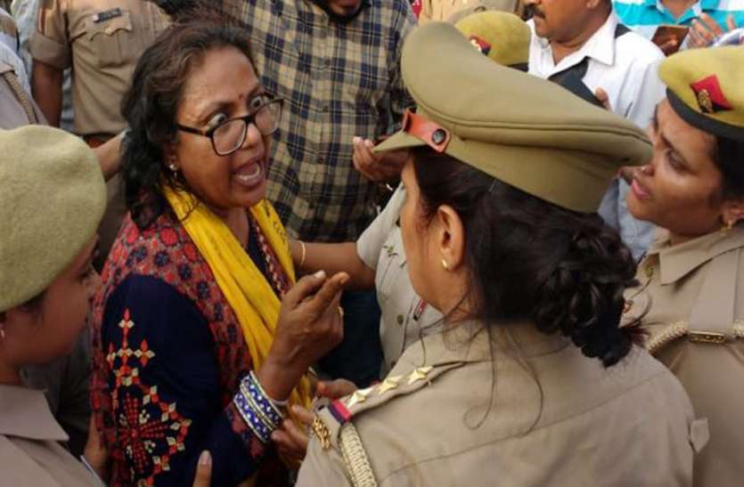 नोएडा पहुंचे दिल्ली के सीएम अरविंद केजरीवाल की रैली में महिला का हंगामा, लगाए गंभीर आरोप