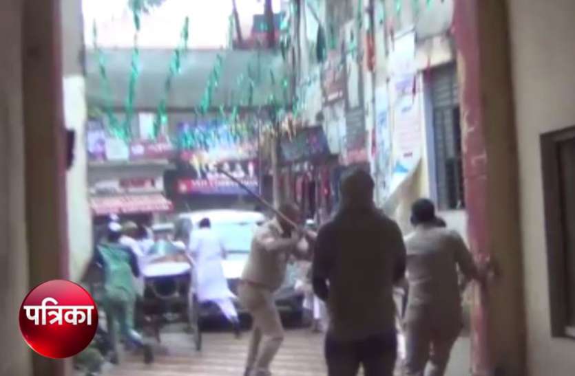 lathi charge धरने पर बैठे किसानों पर हुआ लाठीचार्ज का ऐलान तो पुलिस ने कर दिया ये हाल, देखें वीडियो