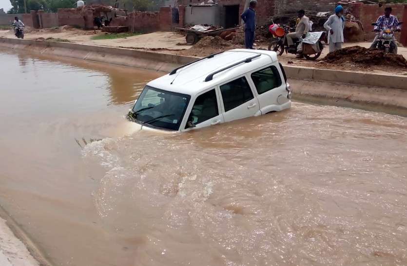 drunk driver fell into canal with car, rescued later नशे में धुत्त चालक की कार हुई अनियंत्रित, गाड़ी सहित नहर में गिरा