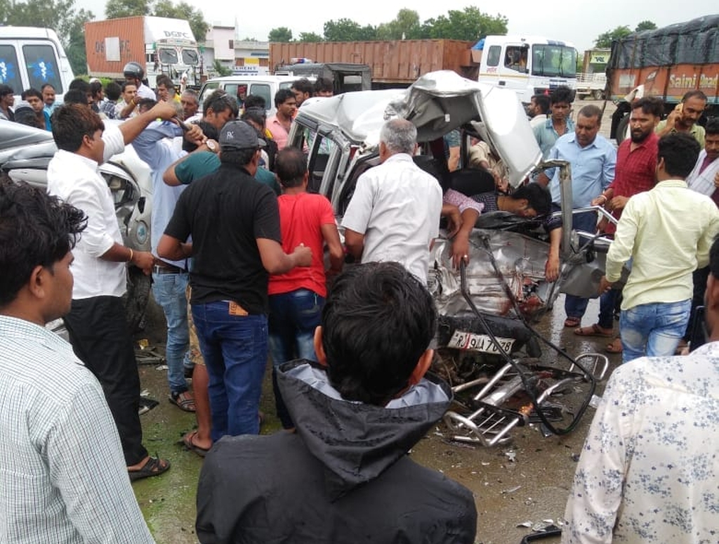 Four People Died In Road Accident | भयंकर हादसा , हाइवे पर मची चीख ...