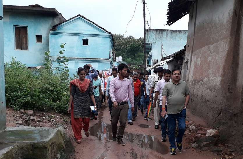The message of cleanliness given by the collector कलेक्टर पहुुंचे ग्राम अनगौर, ग्रामीणजनों को स्वच्छता के लिए किया प्रेरित