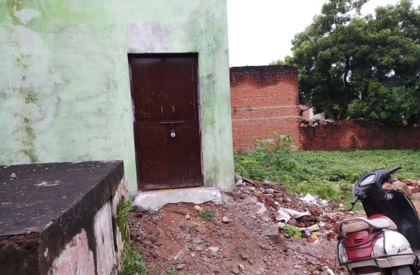 Amanganj Mohalla was getting into prostitution अमानगंज मोहल्ला में हो रही थी वेश्यावृत्ति, मोहल्ले के लोगों ने बुलाई पुलिस