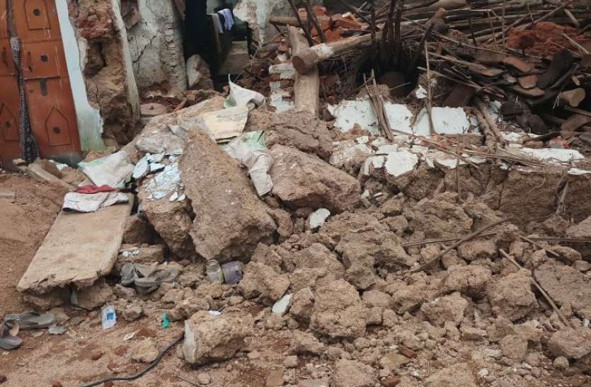 Hundreds of houses fell in rain 50 animals water flow बारिश में सैकड़ों मकान गिरे, पानी में बहे जानवर