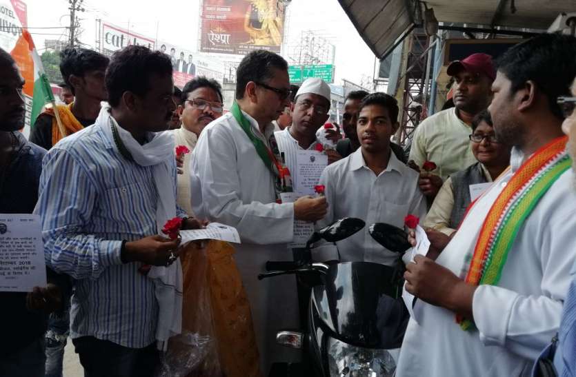 congress gandhigiri in gorakhpur यूपी में कांग्रेसी मोदी सरकार के खिलाफ क्यों कर रहे हैं गांधीगीरी, जानिए क्या है मामला