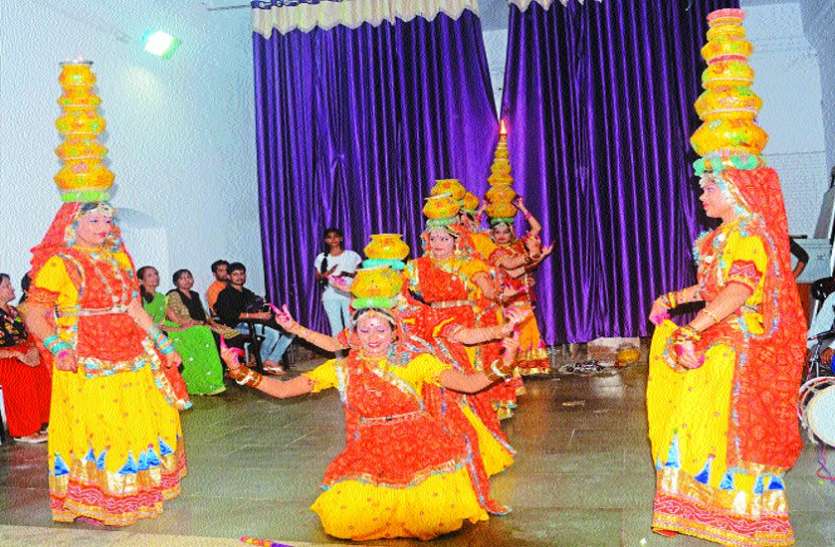 Youth Festival Girls College Sagar लोक नृत्य नौरता, बधाई ने बांधा समां, बरेदी रहा अव्वल